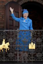 Gravflytning. En biskop må lade pladsen, så der er plads til dronning Margrethe. 