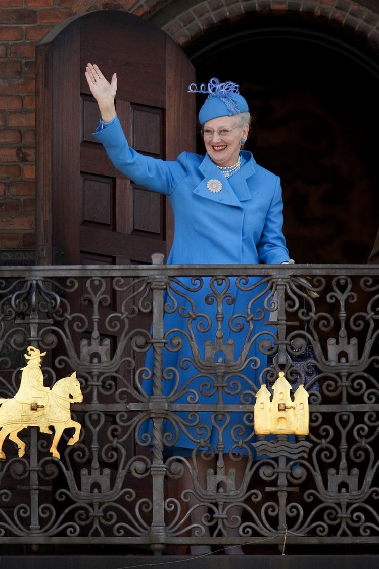 Gravflytning. En biskop må lade pladsen, så der er plads til dronning Margrethe. 