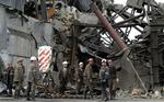 Tragedie. Redningsarbejdere uden for ventilationsskakten ved den eksplosionsramte mine. 