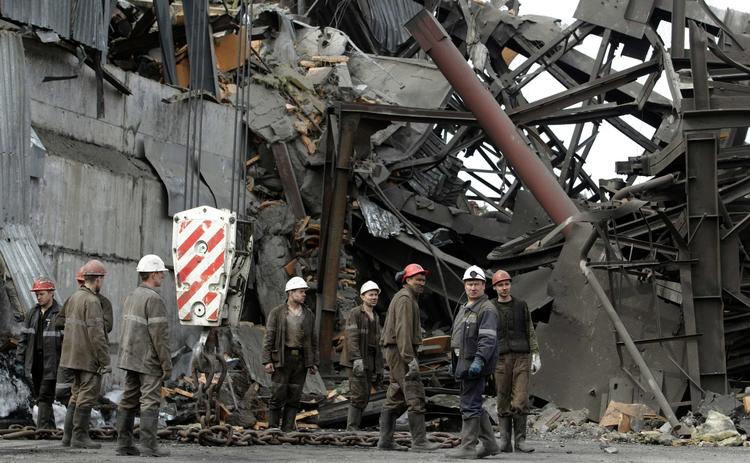 Tragedie. Redningsarbejdere uden for ventilationsskakten ved den eksplosionsramte mine. 