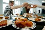 Fisk i olie. Der er langt mellem godbidderne blandt de indkøbte fiskefrikadeller, som efterlader en oliesmag i munden på dommerne. Foto: Finn Frandsen 