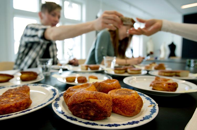 Fisk i olie. Der er langt mellem godbidderne blandt de indkøbte fiskefrikadeller, som efterlader en oliesmag i munden på dommerne. Foto: Finn Frandsen 
