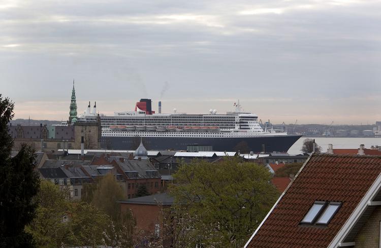 Luksus. Det 72 meter høje skib Queen Mary fylder godt i Helsingørs skyline i dag. 