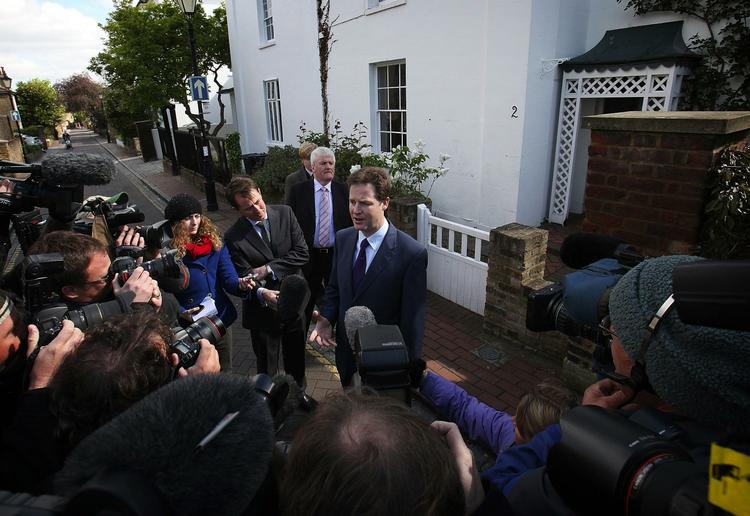 Nick Clegg varsler, at dagens forhandlinger bliver kritiske og afgørende. 