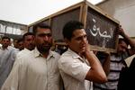 Begravelse. Et af dødsofrene efter gårsdagens terrorangreb i Basra begraves. 