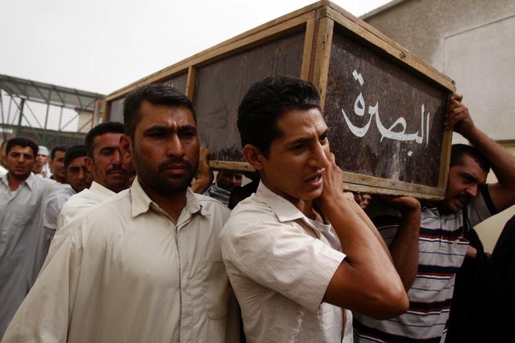 Begravelse. Et af dødsofrene efter gårsdagens terrorangreb i Basra begraves. 