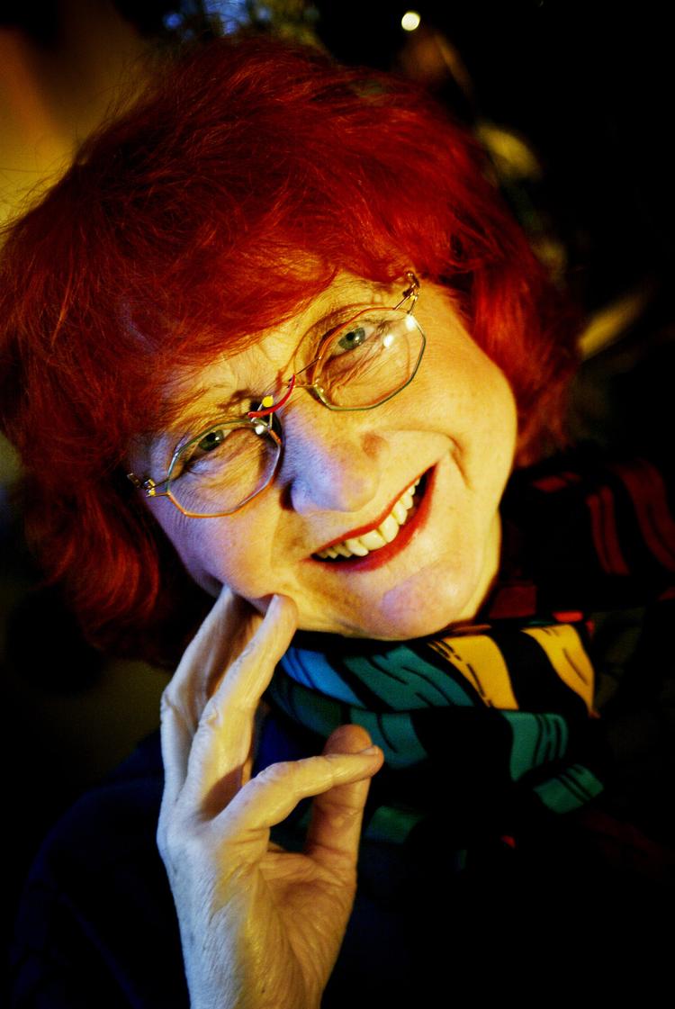 Festoriginal. Der er godt med strøm i Jytte Abildstrøms navn og lige så meget power i hendes signalrøde hår. Foto: Jan Grarup 
