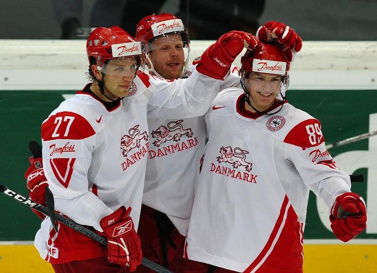 tyskermøde. Fra venstre ses nogle af isens helte, Mads Christensen, Kasper Degn og Mikkel Bødker i en tidligere kamp mod Tyskland under VM i Schweiz i 2009. Arkivfoto. 