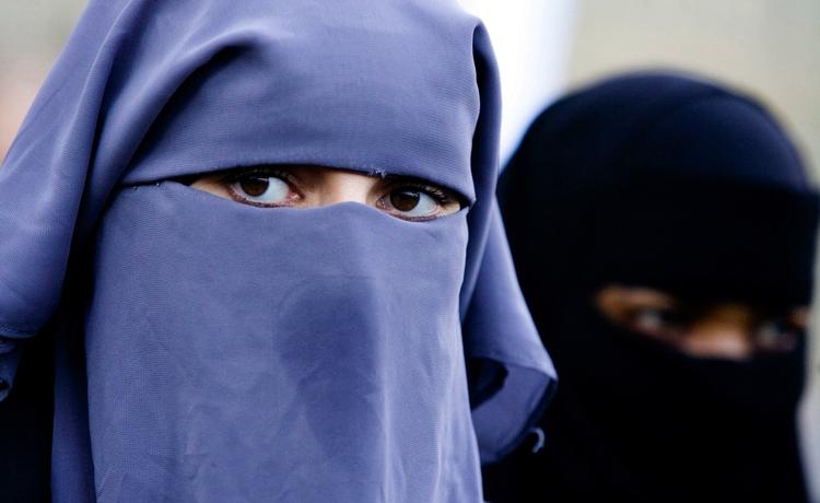 forbud. Det franske parlament ventes i dag at vedtage en resolution, der fordømmer brugen af heldækkende dragter. her ses to kvinder iført nikab. 