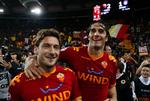 DROPPET. To af verdensmestrene fra 2006 får ikke mulighed for at forsvare titlen i Sydafrika efter Francesco Totti (tv.) og Luca Toni (th.), der begge var i startopstillingen i finalen i 2006, ikke blev udtaget i år. Arkivfoto 