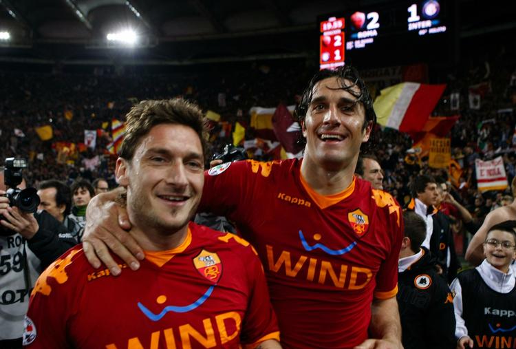 DROPPET. To af verdensmestrene fra 2006 får ikke mulighed for at forsvare titlen i Sydafrika efter Francesco Totti (tv.) og Luca Toni (th.), der begge var i startopstillingen i finalen i 2006, ikke blev udtaget i år. Arkivfoto 