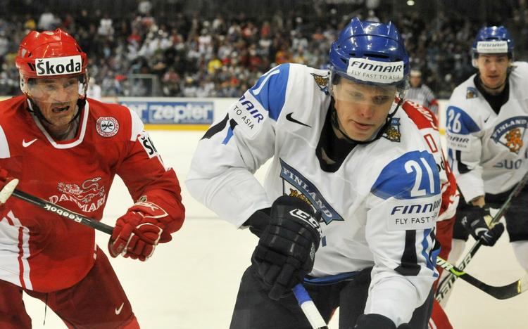 Ude. 42-årige Jesper Duus når ikke at blive klar til VM-kampen mod Tyskland i morgen. Arkivfoto. 
