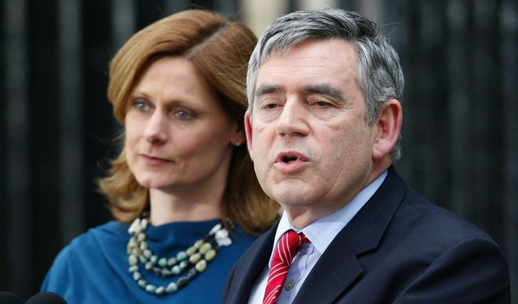 Labour-leder og premierminister Gordon Brown træder tilbage med øjeblikkelig virkning. 