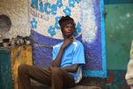 INDBLIK. Her er vi i slumkvarteret Pumwani i Nairobi, Kenya, hvor denne unge skopudser forsøger at få tingene til at hænge sammen. Men går hele hans ungdom op i at skaffe penge til at overleve for, eller er der også rent faktisk plads til at more sig? Og hvordan gør han så det? 