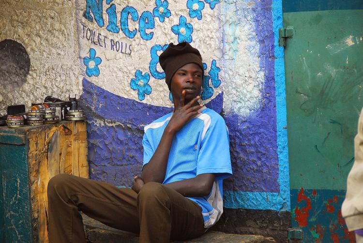 INDBLIK. Her er vi i slumkvarteret Pumwani i Nairobi, Kenya, hvor denne unge skopudser forsøger at få tingene til at hænge sammen. Men går hele hans ungdom op i at skaffe penge til at overleve for, eller er der også rent faktisk plads til at more sig? Og hvordan gør han så det? 