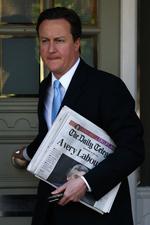 Efter det kunne David Cameron sætte kursen mod parlamentet med en avis der har Gordon Browns fratrædelse på forsiden under armen. 