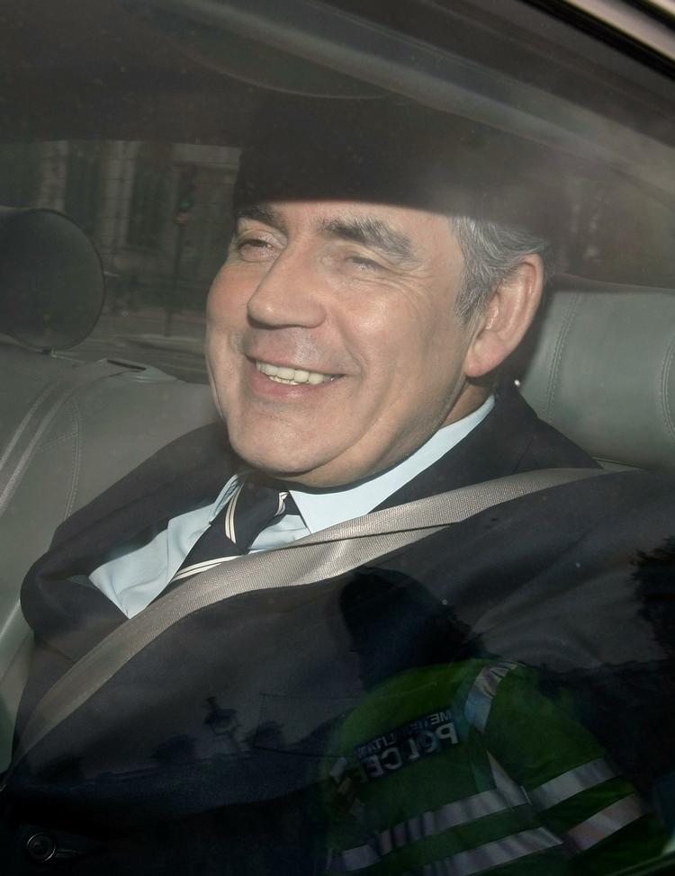 Afgående premierminister Gordon Brown på vej til parlamentet. 