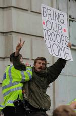 Der var dog enkelte demonstranter foran Downing Street. 