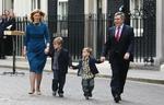 Den afgående premierminister og hans familie forlod for sidste gang Downing Street. 