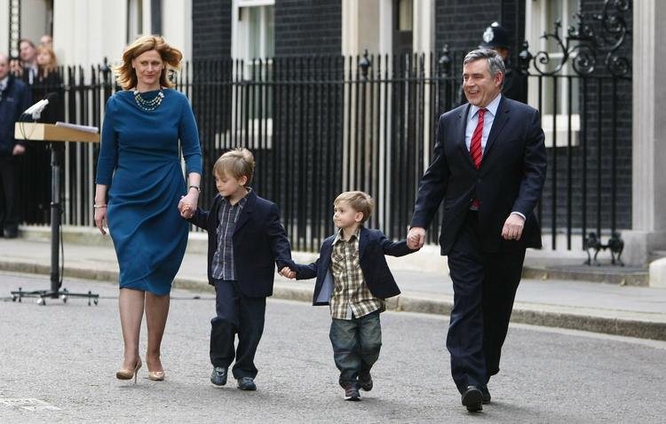 Den afgående premierminister og hans familie forlod for sidste gang Downing Street. 