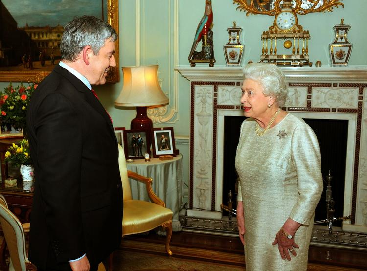 Den afgående premierminister Gordon Brown i afskedsaudiens hos Dronning Elizabeth på Buckingham Palace. 