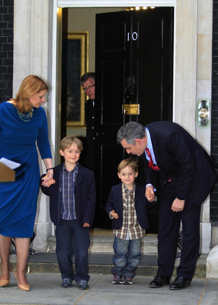 Afgående premierminister Gordon Brown og hans kone Sarah samt deres børn John og Fraser forlader Downing Street nr. 10. 