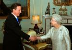 Den konservative leder og tiltrædende premierminister David Cameron på besøg hos Dronning Elizabeth på Buckingham Palace. 