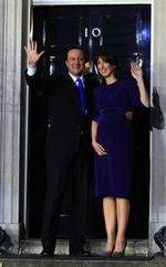 Cameron og hans kone Samantha bliver modtaget med jubel i Downing Street. 