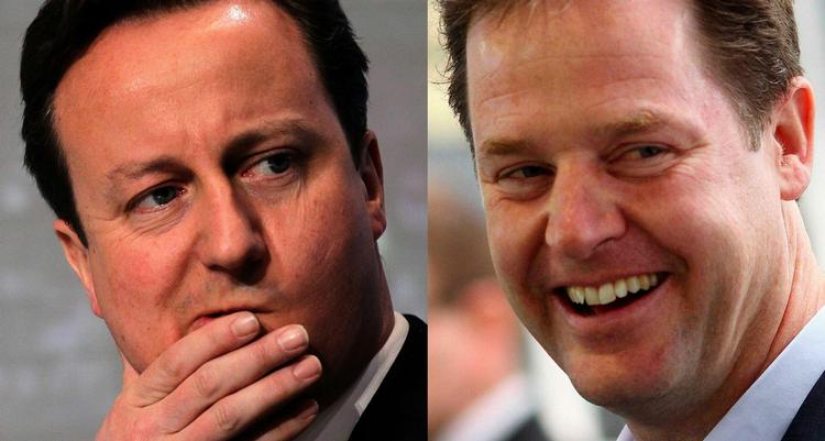 Makkere. Cameron (tv) og Clegg danner fælles regering. 