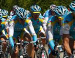 fællestid. Astana-holdet får svært ved at bevare Alexandre Vinokourovs førertrøje i dagens holdkørsel i Giroen. Arkivfoto. 
