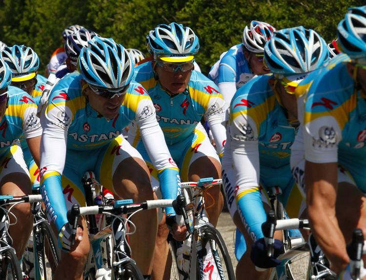 fællestid. Astana-holdet får svært ved at bevare Alexandre Vinokourovs førertrøje i dagens holdkørsel i Giroen. Arkivfoto. 