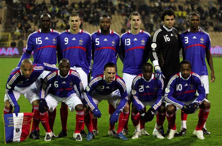 udrensning. I forhold til det franske hold i EM 2008 er der skiftet kraftigt ud på landsholdet, der skal til VM i Sydafrika. Blandt andet er Karim Benzema (nummer to fra venstre  øverst) sorteret fra efter en sexskandale, der også involverede Franck Ribéry (midt nederst), som landstræneren dog ikke kan undvære. Arkivfoto. 