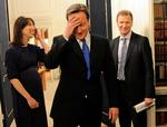 Englands nye premierminister David Cameron og hans kone Samantha møder kabinetssekretær Gus O´Donnell i Downing Street nr. 10, deres nye hjem. 