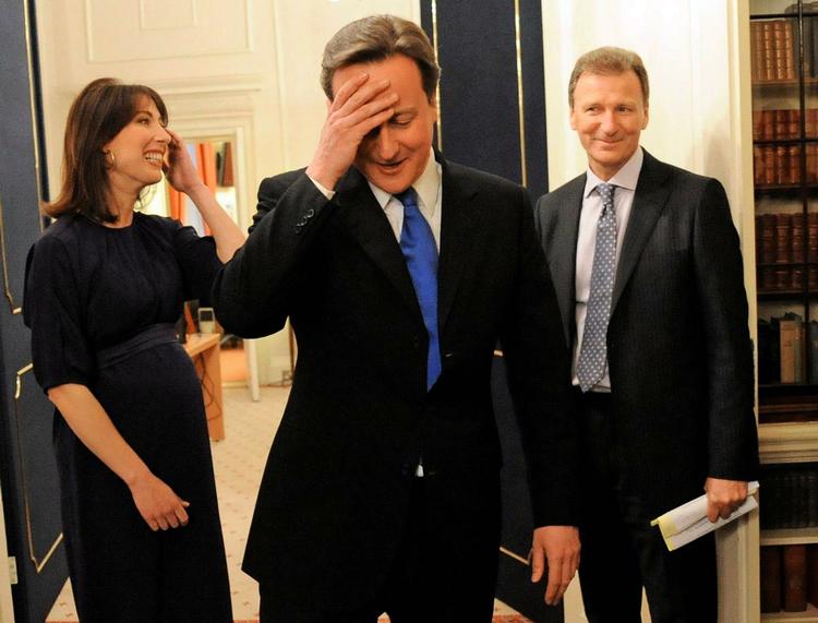 Englands nye premierminister David Cameron og hans kone Samantha møder kabinetssekretær Gus O´Donnell i Downing Street nr. 10, deres nye hjem. 