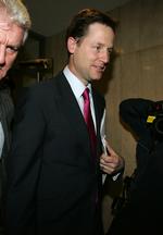 vicepremierminister. Liberaldemokraternes Nick Clegg ses her efter møde i aftes med partiets parlamentsmedlemmer. Medlemmerne godkendte endeligt regeringsaftalen med de konservative. 