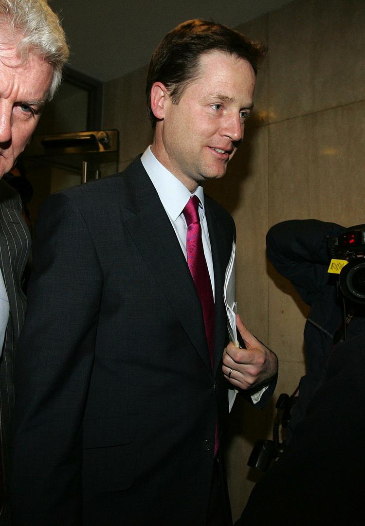 vicepremierminister. Liberaldemokraternes Nick Clegg ses her efter møde i aftes med partiets parlamentsmedlemmer. Medlemmerne godkendte endeligt regeringsaftalen med de konservative. 