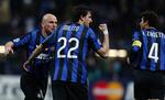 argentinsk. Tre af Inters argentinske stjerner jubler over scoring i Champions League. Diego Milito (midt) er udtaget til det argentinske landshold, mens holdkammeraterne Esteban Cambiasso (tv) og Javier Zanetti (th) overraskende blev forbigået af landstræner Diego Maradona. Arkivfoto. 