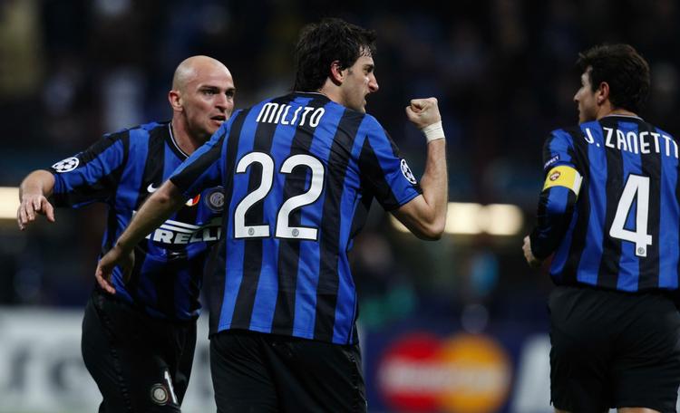 argentinsk. Tre af Inters argentinske stjerner jubler over scoring i Champions League. Diego Milito (midt) er udtaget til det argentinske landshold, mens holdkammeraterne Esteban Cambiasso (tv) og Javier Zanetti (th) overraskende blev forbigået af landstræner Diego Maradona. Arkivfoto. 