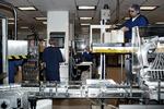 Arbejdsom. En arbejdsuge på 38 timerafskrækker ikke Jamshied Butt (th.). Han pakker gerne medicin en time ekstra om ugen, sådan som S og SF foreslår. 