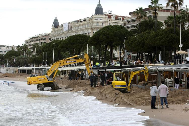 Cut. I sidste uge blev Rivieraen ramt af hård vind og høje bølger, så pludselig fik franskmændene endnu mere travlt med at gøre Cannes klar til filmfest. 