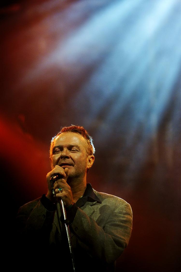 Man har aldrig kunnet sige, at dansk rocks største ordmagiker har lydt anstrengende. Men med hyldestpladen til C.V. lyder hans sange for første gang påtagede og anmasende, skriver Politikens anmelder. 