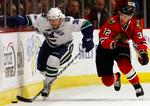 ude. Jannik Hansen (tv) på isen for Vancouver Canucks mod Chicago Blackhawks. Arkivfoto. 