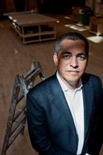 Discount-drama. Ude i DR Byen hamrer og savner håndværkerne i kulissebyggeriet, så skuespillerne har noget at spille drama i. Men ifølge generaldirektør Kenneth Plummer kan DR risikere at skulle skrue gevaldigt ned for dramaproduktionen de kommende år. Foto: Per Folkver 