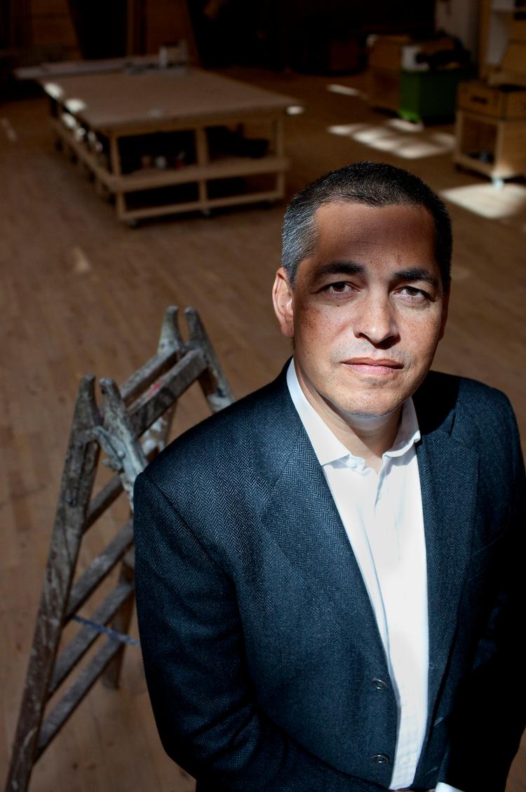 Discount-drama. Ude i DR Byen hamrer og savner håndværkerne i kulissebyggeriet, så skuespillerne har noget at spille drama i. Men ifølge generaldirektør Kenneth Plummer kan DR risikere at skulle skrue gevaldigt ned for dramaproduktionen de kommende år. Foto: Per Folkver 