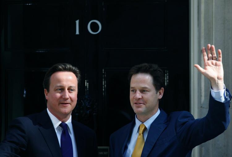 Premierminister David Cameron har netop taget imod sin vicepremierminister, den liberaldemokratiske leder, Nick Clegg. 