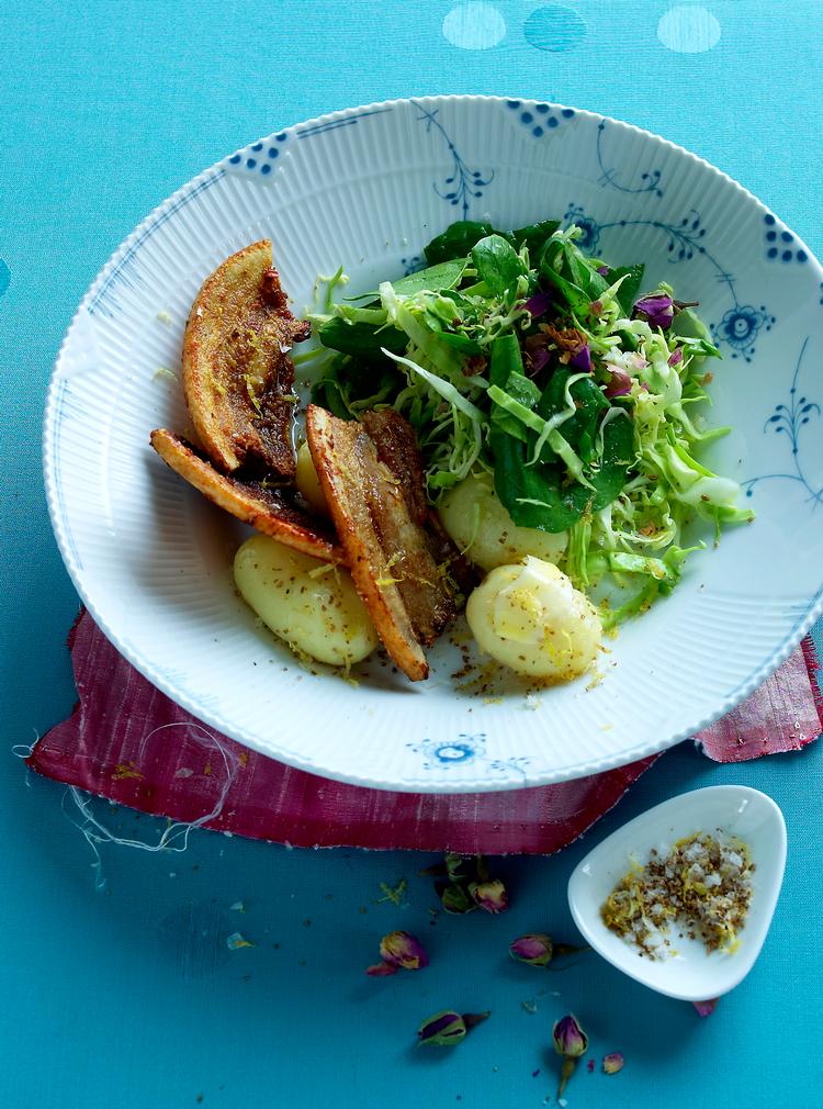 Stegt flæsk piftet op med citron-anis-salt. Foto: Pia Enghild 