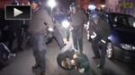 Slag. Otte gange blev demonstranten ramt af betjentens stav. 