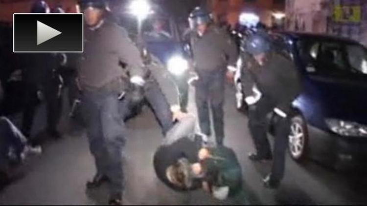 Slag. Otte gange blev demonstranten ramt af betjentens stav. 