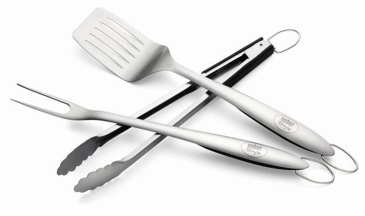Tre-i-én. Webers redskabssæt i børstet stål har kroge på de enkelte dele, så de kan hænges op ved grillen. 