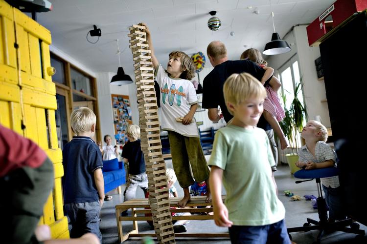 arbejdstid. Kommunernes Landsforening er sikker på, at kommunerne vil sige til daginstitutionerne, at de skal holde længere åbent, hvis danskerne skal arbejde flere timer. Arkivfoto. 